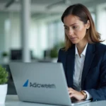 Employée Air France accédant à l'espace intranet IPN sur son ordinateur portable dans un bureau moderne