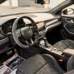 Intérieur de voiture tuné avec volant sport, garnitures carbone et accessoires auto tendance