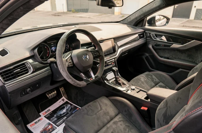 Intérieur de voiture tuné avec volant sport, garnitures carbone et accessoires auto tendance