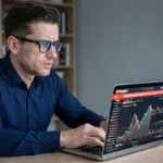 Homme inquiet face à un message de blocage de retrait sur une plateforme crypto comme Binance